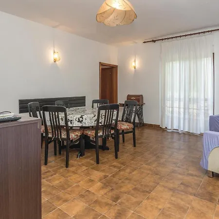 Cozy Home In Privlaka With Kitchen Holiday home *